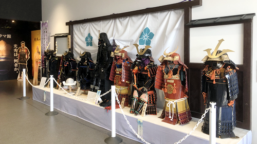 「麒麟がくる 京都大河ドラマ館」の玄関ホールに亀岡手づくり甲冑作品を８回に分けて展示