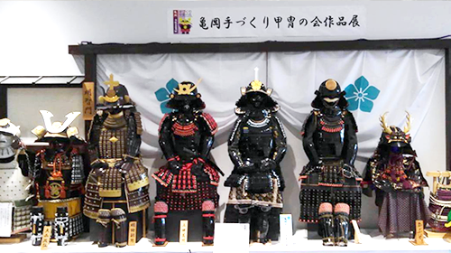京都亀岡NHK大河ドラマ館玄関ロビーでの亀岡手づくり甲冑の会作品展