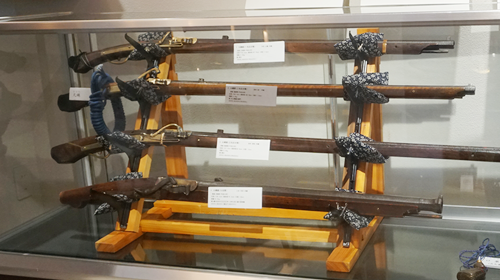 嵐電嵐山駅ギャラリーで火縄銃を展示。